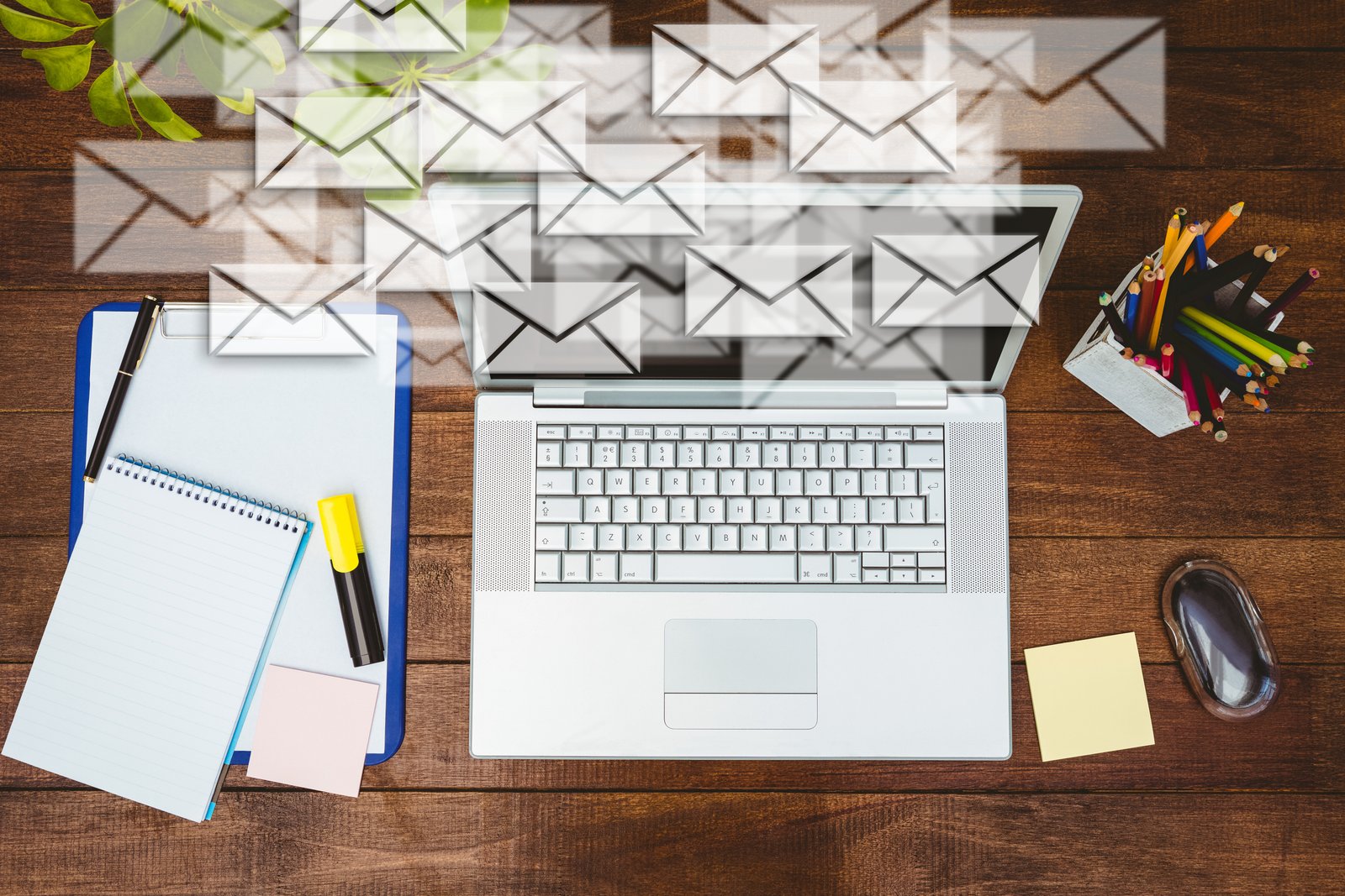 Notebook e envelopes sobre uma mesa, representando e-mail marketing