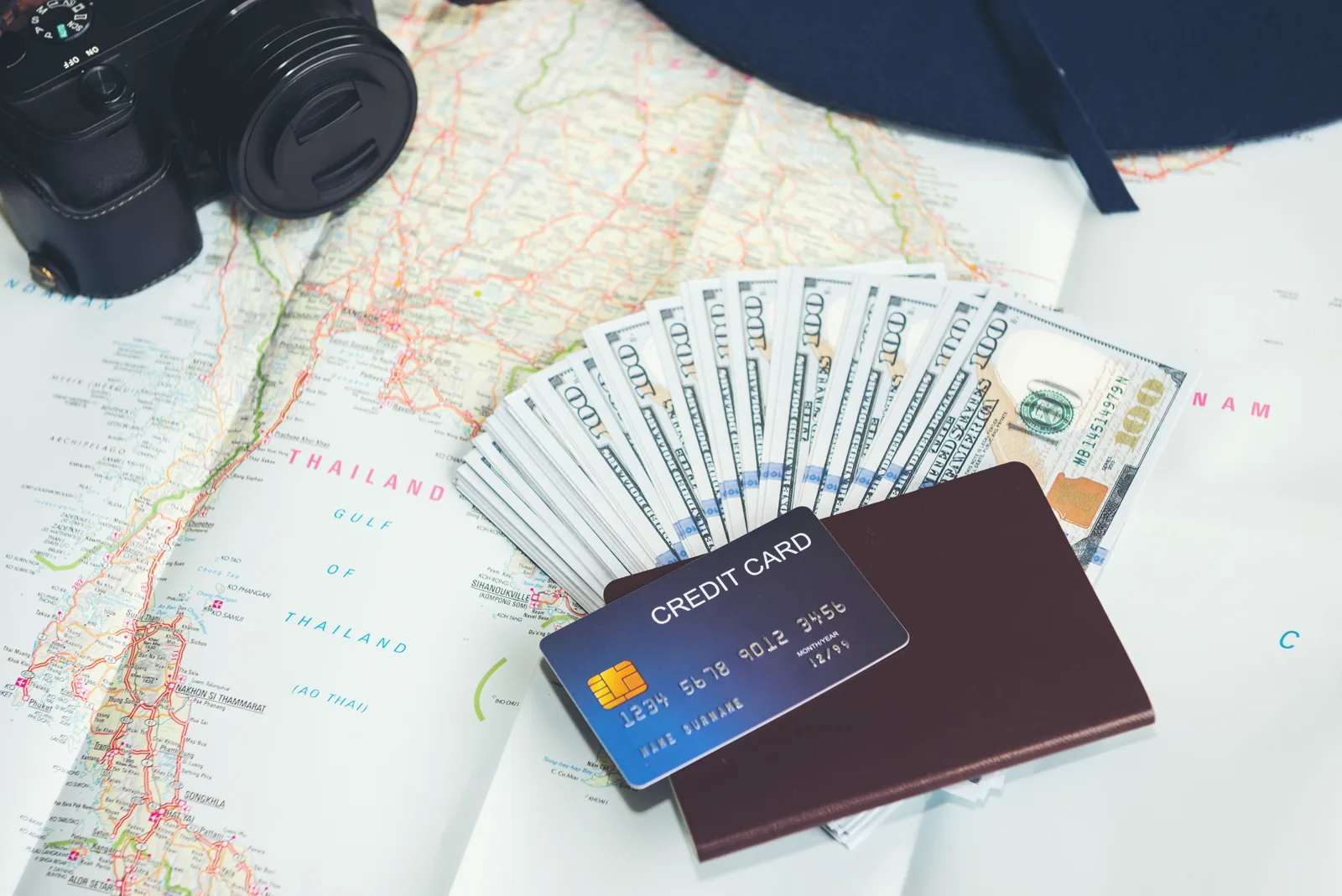 Passaporte, dólares e cartão para viagem aos Estados Unidos